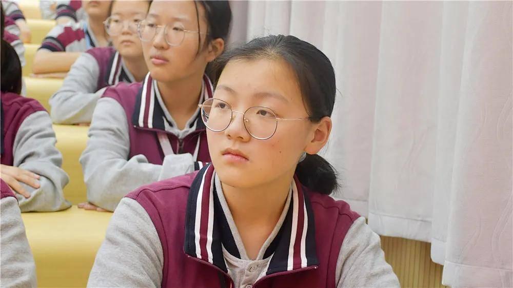 救援年轻女歌手